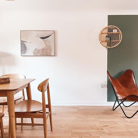 Hollybush Apartment, By Solace Stays Newport  Zewnętrze zdjęcie