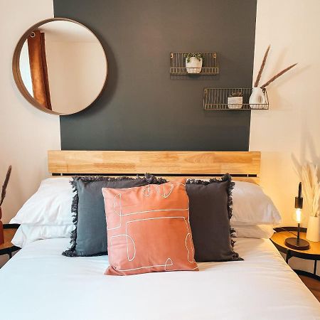 Hollybush Apartment, By Solace Stays Newport  Zewnętrze zdjęcie