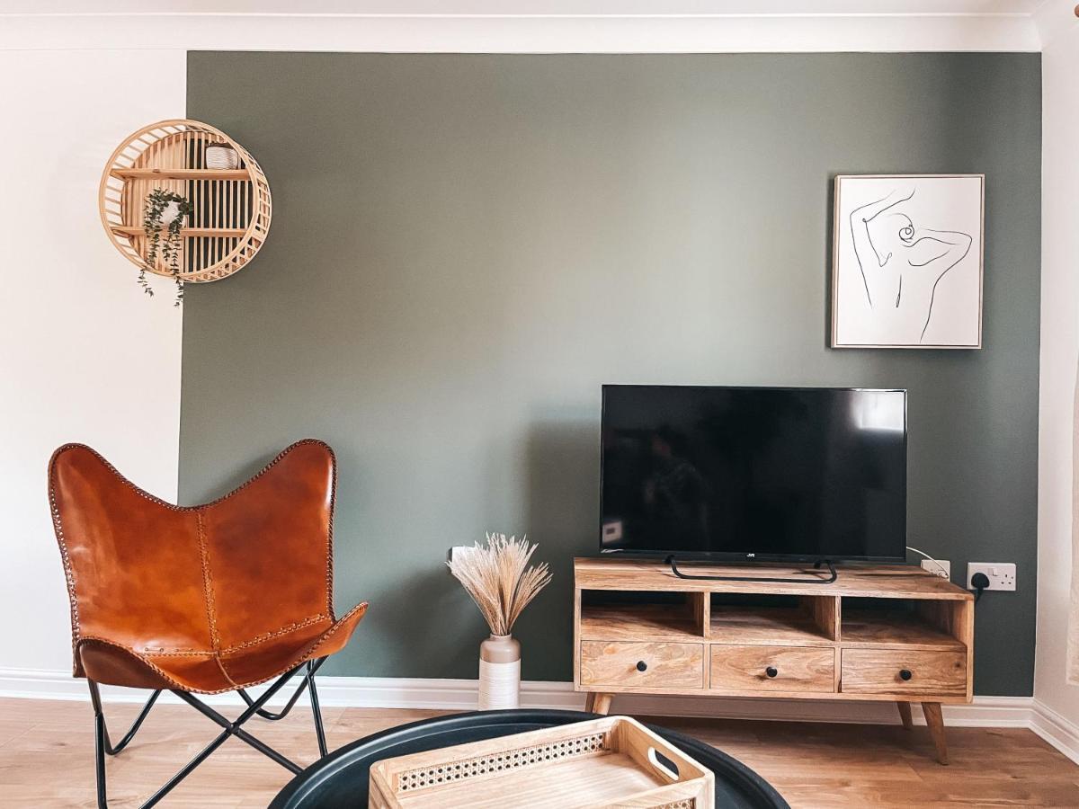 Hollybush Apartment, By Solace Stays Newport  Zewnętrze zdjęcie