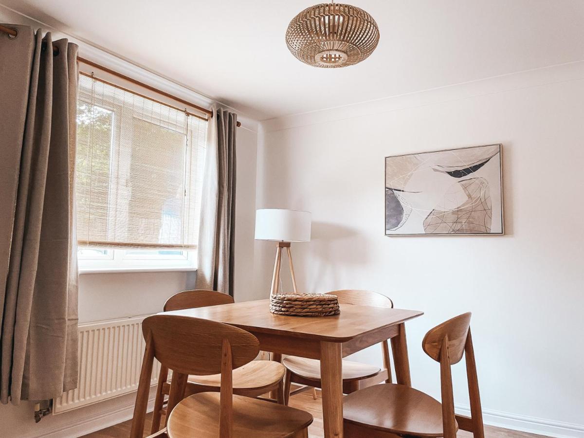Hollybush Apartment, By Solace Stays Newport  Zewnętrze zdjęcie