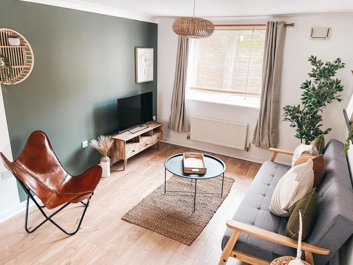 Hollybush Apartment, By Solace Stays Newport  Zewnętrze zdjęcie