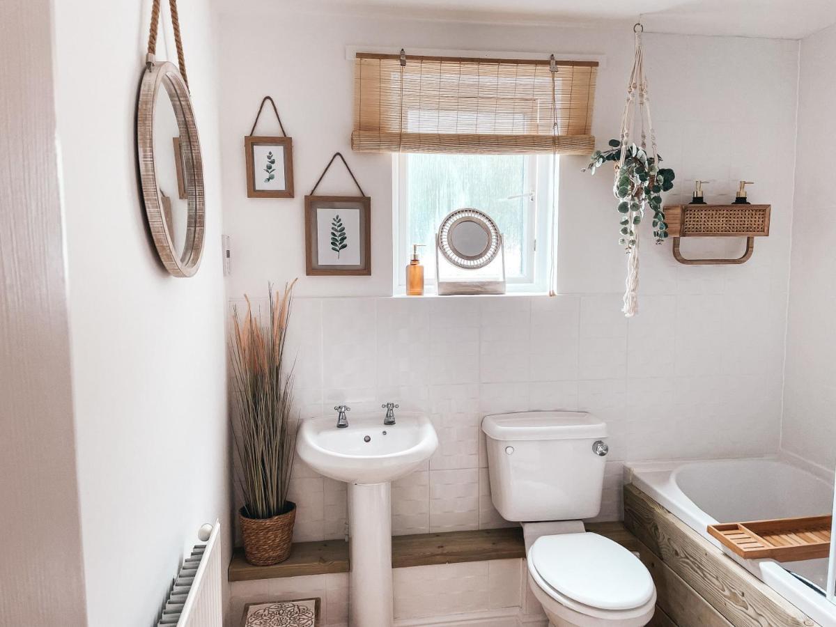 Hollybush Apartment, By Solace Stays Newport  Zewnętrze zdjęcie