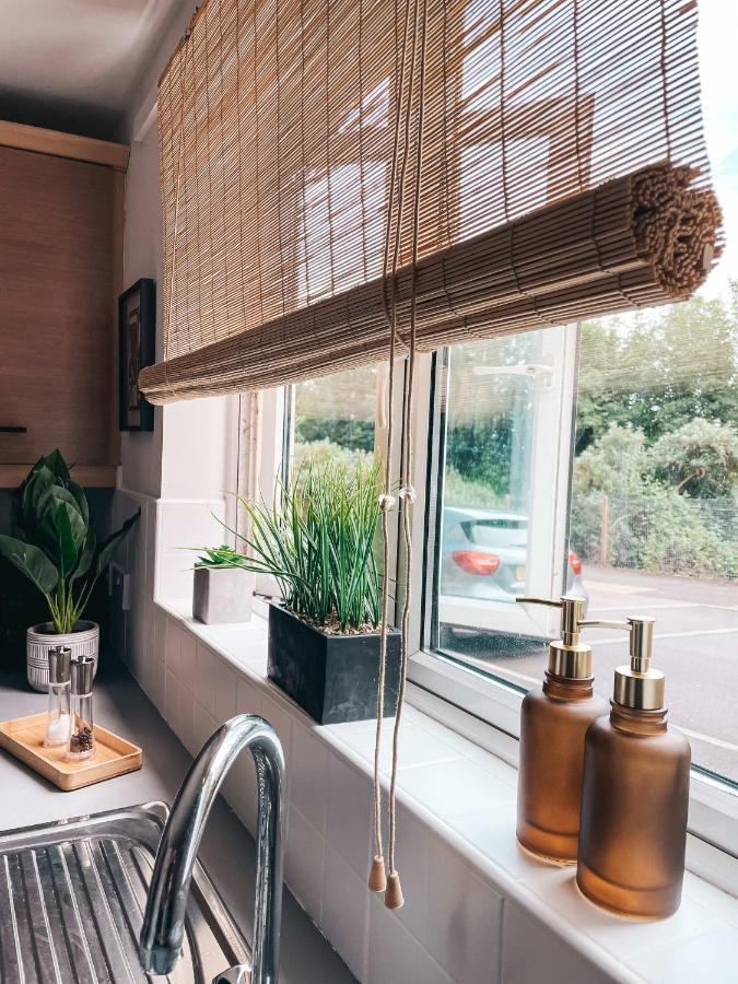 Hollybush Apartment, By Solace Stays Newport  Zewnętrze zdjęcie