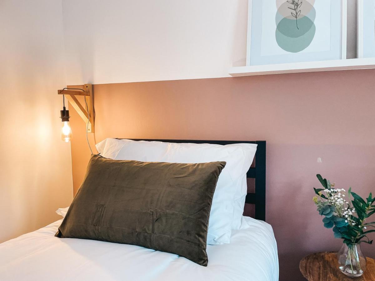 Hollybush Apartment, By Solace Stays Newport  Zewnętrze zdjęcie