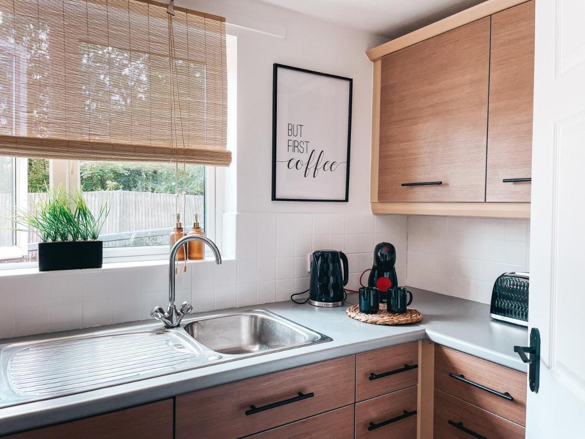 Hollybush Apartment, By Solace Stays Newport  Zewnętrze zdjęcie