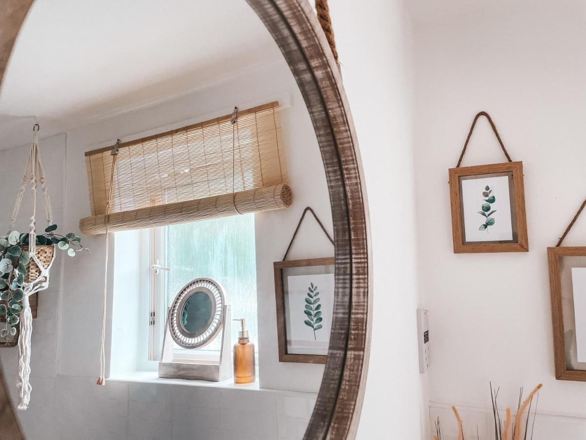 Hollybush Apartment, By Solace Stays Newport  Zewnętrze zdjęcie